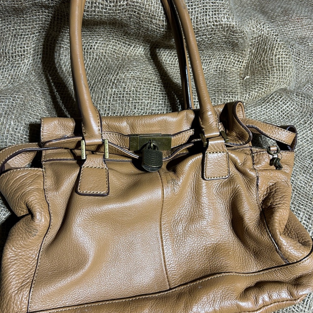 Elegant Tan Leather Shoulder Bag